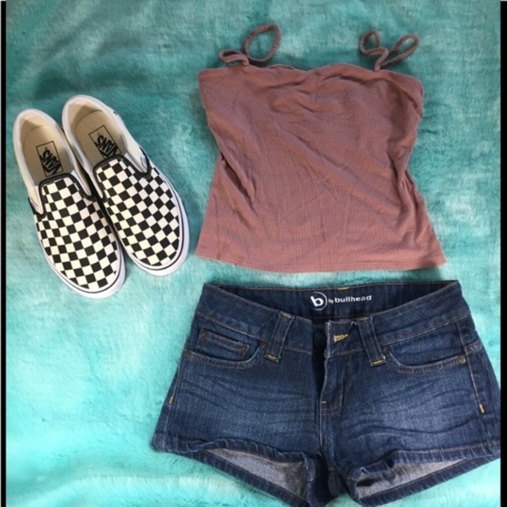 Bullhead size 1 dark wash denim short shorts. 99% cotton with a slight stretch.